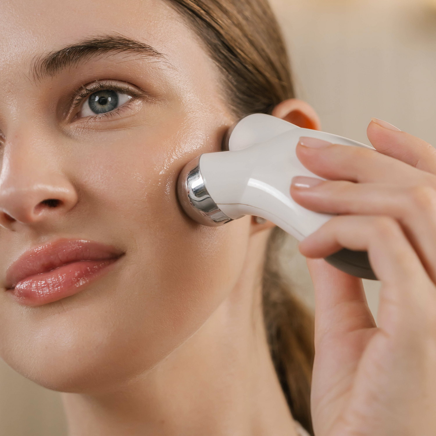 Woman applying the Eminence Organics Tetrapeptide Lifting Gel on her face with a tool