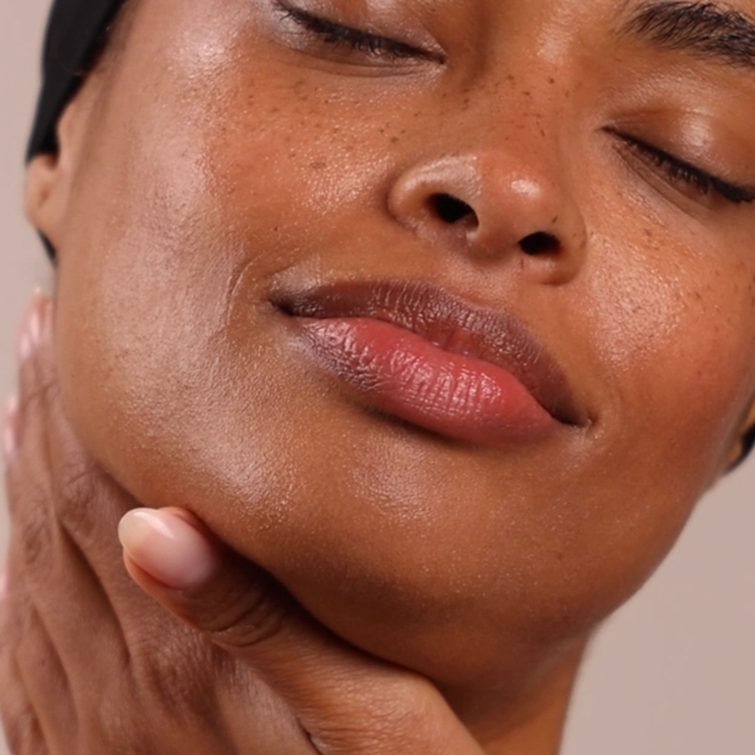 A woman applying Eminence Organics Pineapple Refining Tonique on her neck