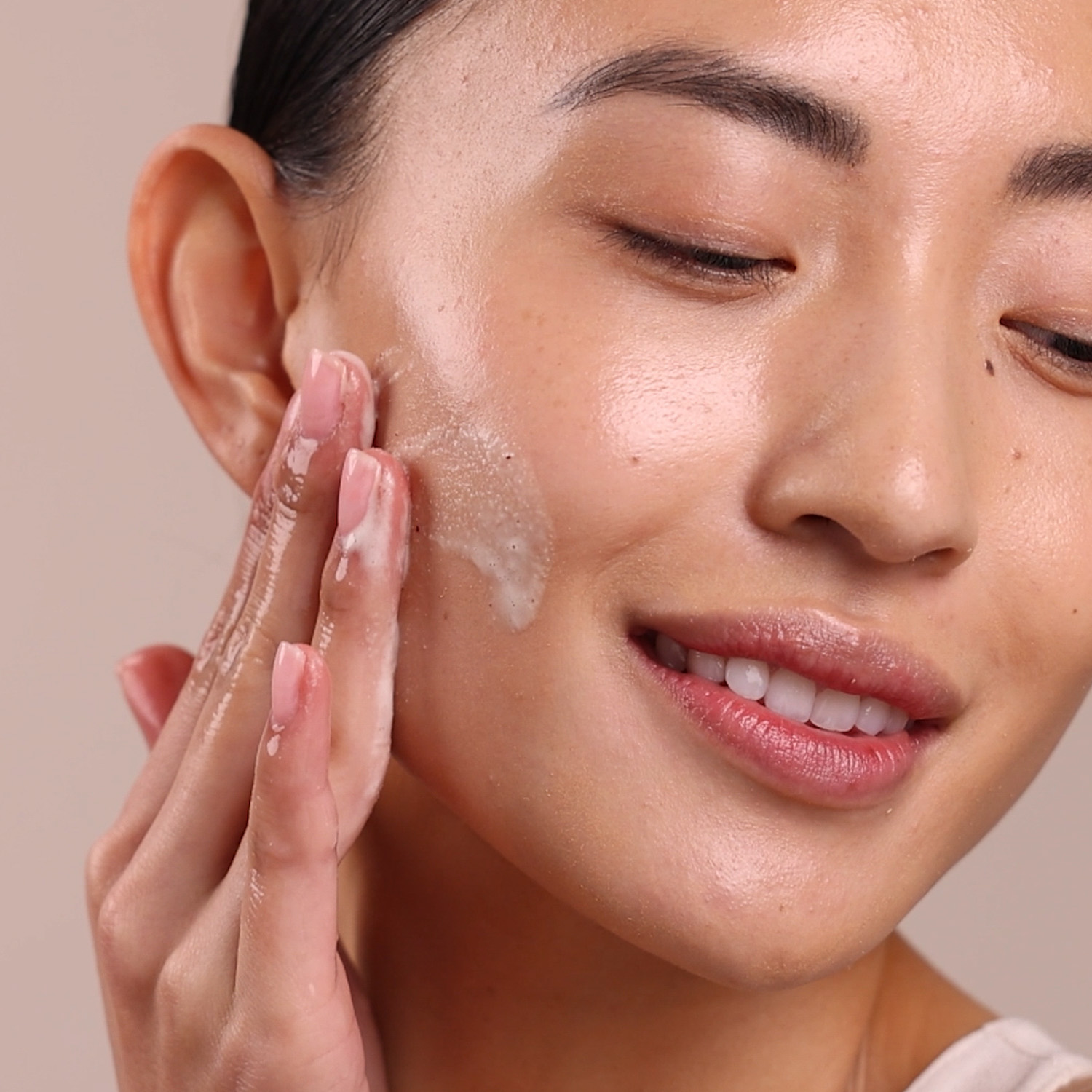 A woman with a swatch of the Eminence Organics Stone Crop Oxygenating Fizzofoliant™ Swatch on her face